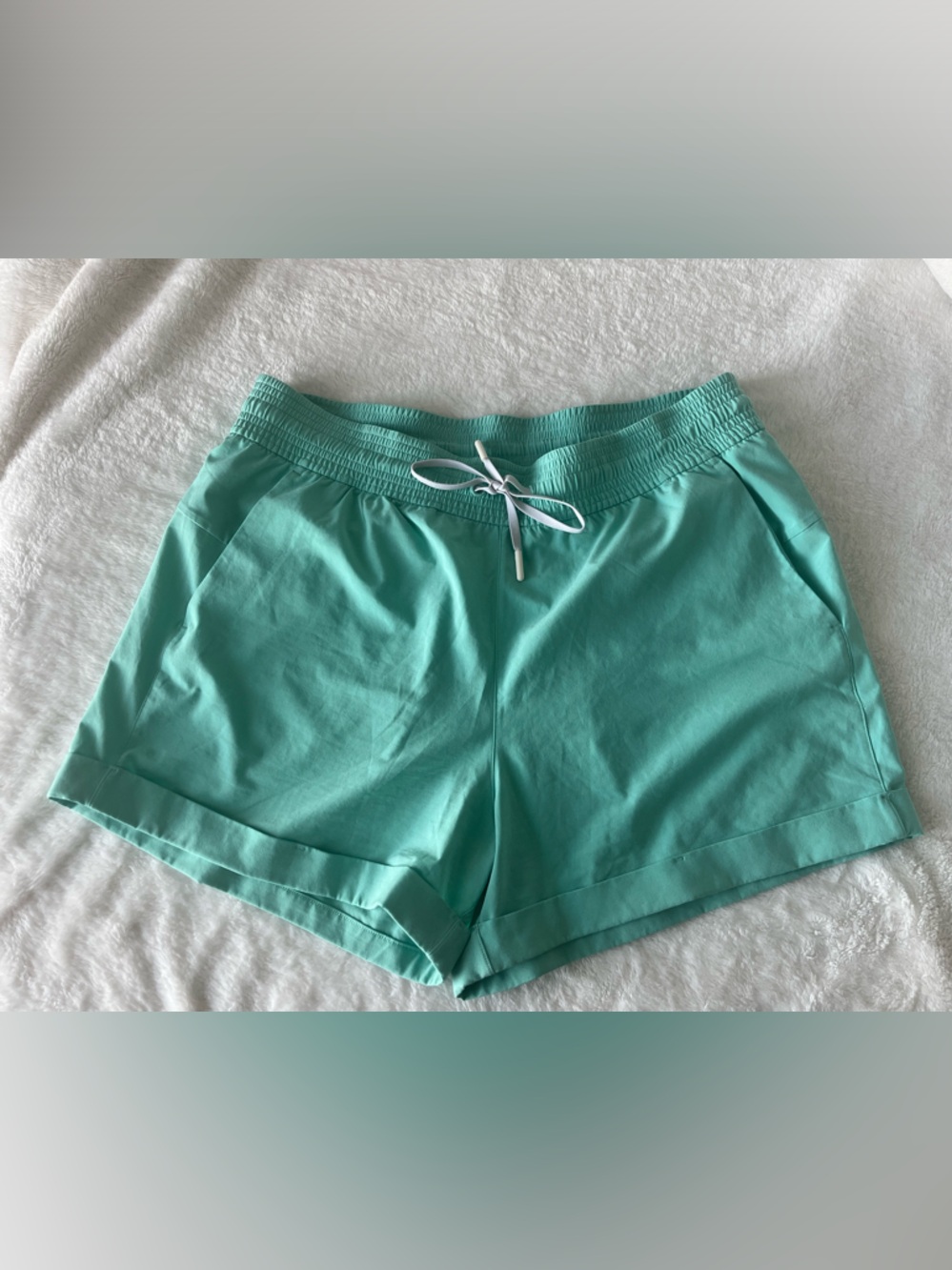 Lululemon Size 10 Aqua Green Spring Break Away shorts - NWOT